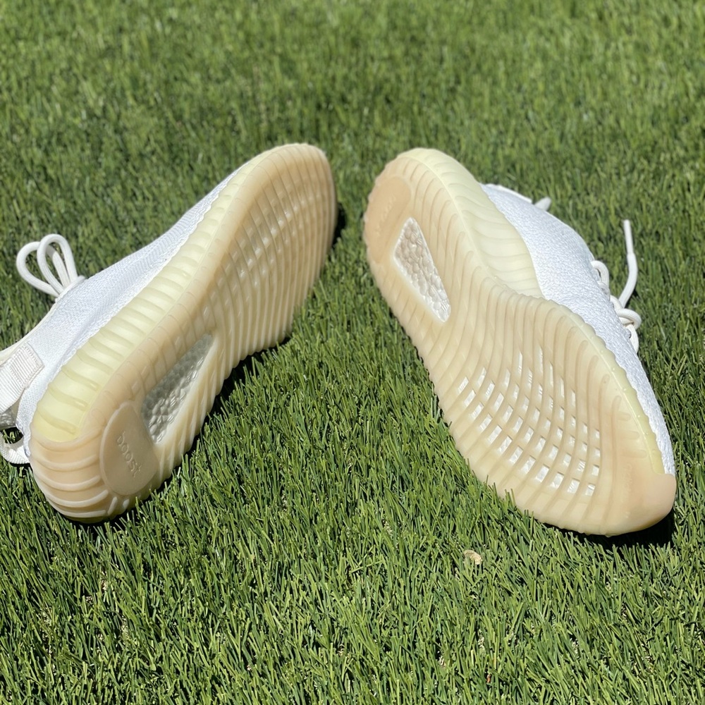 Adidas Yeezy 350 Boost V2 | Cream / Triple White - like new (US 9.5 men’s) - Picture 2 of 9